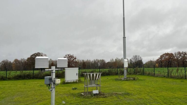 Royal Netherlands Meteorological Institute deploys automatic weather station in Horst.