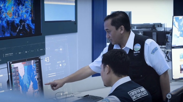 Two researchers, locked in conversation, look attentively at a computer screen.