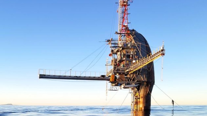 The researchers carried out their measurements with the laser on the FLIP platform in the Pacific Ocean, shown here with calm waters below and a blue sky above.