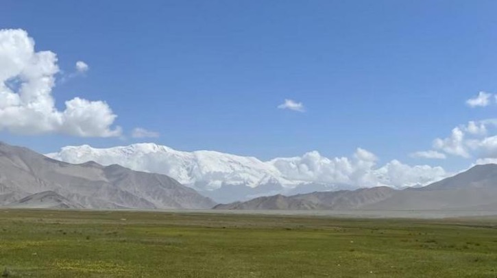 Fluffy white clouds float closely above the Qinghai-Xizang Plateau.