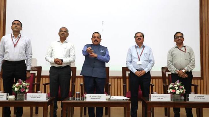Five Ministry of Earth Sciences executives line up in a row